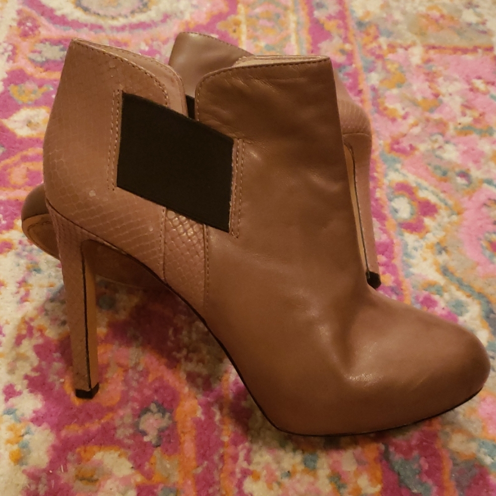EUC Vince Camuto leather booties size 7